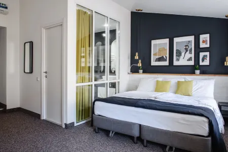 History hotel (Хистори) Отели рядом с достопримечательностью «выстрелка о времени»