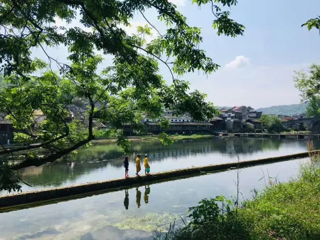 Taoshe Art Hotel (Jingdezhen People's Square)