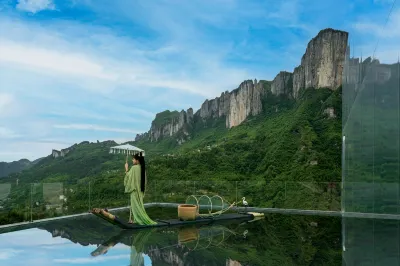 Enjoy oneseIfWaterfallSceneryFamily vacation Luyuanping cloudvilla Hotels in 