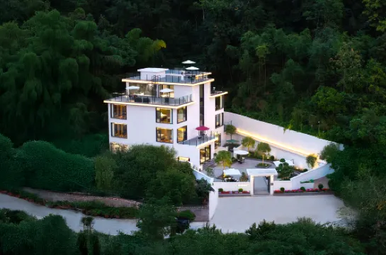 Fenghuang Biancity Mountain Resort Homestay (Fenghuang Ancient Town Nanhua Mountain Forest Park)