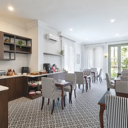 Artotel Casa Hangtuah Отели рядом с достопримечательностью «Плаза Сенаян»