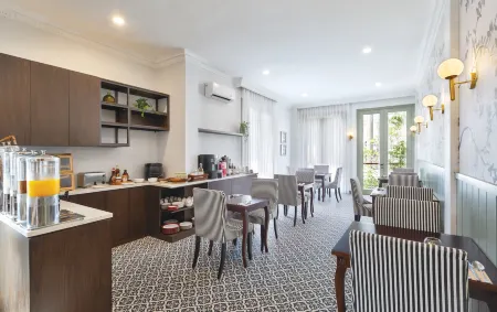 Artotel Casa Hangtuah Отели рядом с достопримечательностью «Sampoerna Strategic Square»