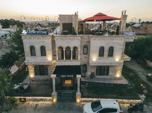 Leda Stone House - parking
