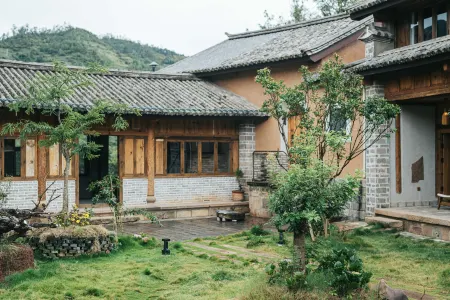 Weishan Fengchuan Tower Hot Springs Chinese Inn