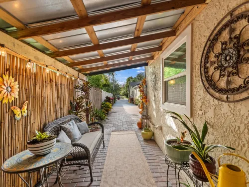 Top 1% ABNB Villa Oasis w/ Botanical Courtyard -  Ferienhäuser
