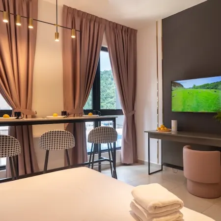 Paxtonz Urban Luxe Walk to Mall Free WiFi and Pool