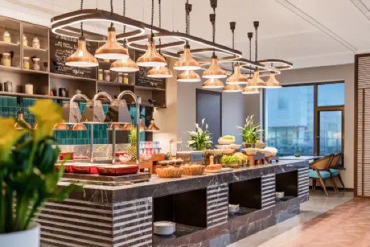 UrCove by Hyatt Beijing Zhongguancun Peking University Отели рядом с достопримечательностью «Summer Palace»