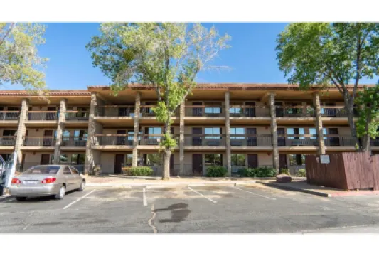 MOTEL 6 維克多維爾綠樹大道 酒店