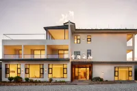 Baisha Snow Hidden Cloud Nest · Snoweye | 360° Snow Mountain View Smart Boutique Hotel - Rooftop Pools