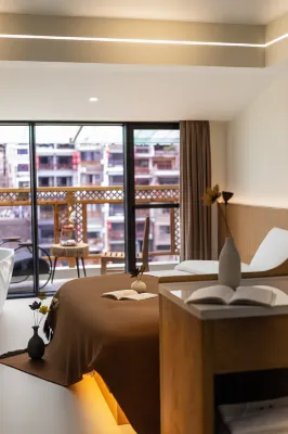 Yunye Yuna Girl River View Smart Homestay - parkir