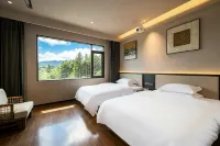 Guilin Junxi Heyuan • Landscape Vacation Apartment - parking