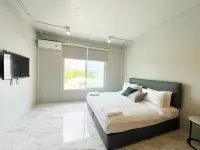 Langsuan Smile Hotel - parking