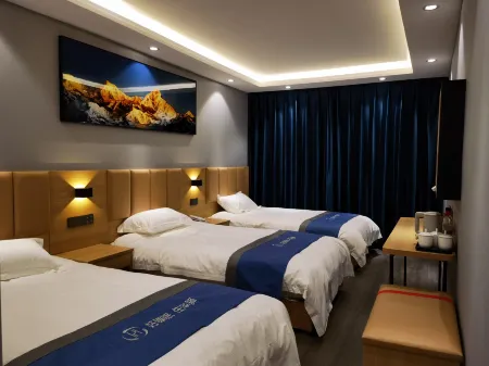 Huayi Hotel (Jinan Hang Lung Plaza) Отели рядом с достопримечательностью «Pearl Spring»