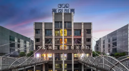 Orient river and city Hotel(Chongqing Jiefangbei Hongyadong store) Отели рядом с достопримечательностью «Lanyuan»