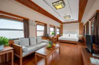 Jinshahai Desert Theme Train Hotel - ที่มีบาร์