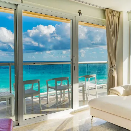 Paradise Beachfront & Nightlife Heart