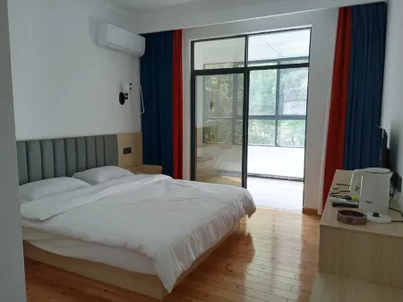 Three Bay Homestay Отели рядом с достопримечательностью «Mao Zedong Former Residence (Northwest to Sanwan Travel Shopping Center)»