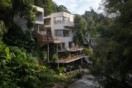 Taryn Tara Cafe and Stay Отели рядом с достопримечательностью «Chiangmai CAD Khomloy Sky Lantern Festival»