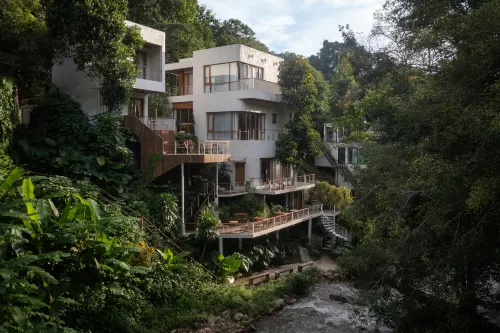 Taryn Tara Cafe and Stay Hotels in Mae On