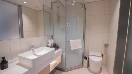 Elong Hotel (Zhaoqing Qixingyan Archway Plaza) Отели рядом с достопримечательностью «Chaotian»