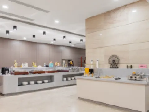 Howard Johnson Park Plaza Hotel (Jingshan Railway Station Inn) Hotels in Jingshan