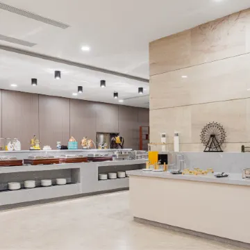 Howard Johnson Park Plaza Hotel (Jingshan Railway Station Inn)