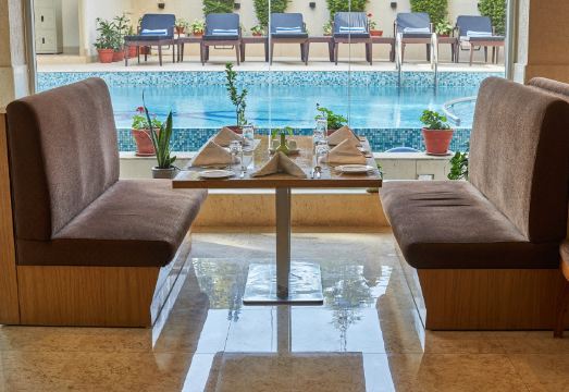 호텔 크라운 임페리얼의 럭셔리한 실내 전경