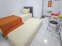 Shekinah Homestay & Cafe Waikabubak Mitra RedDoorz  호텔