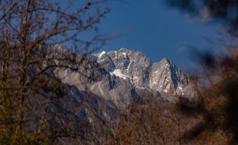 Beizunlinka · Golden Light on the Snow Mountain | Shiguang Buyu · Snow Mountain Panoramic View Hotel
