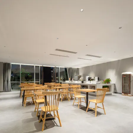 Floral · Dongtai Qiliyang Homestay (Derun Plaza Baibai Ban Shopping Center)