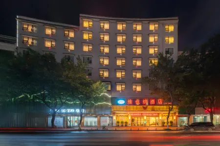 Vienna Hotel(Hezhou Lingfeng Plaza Diversified Global City Store) Отели рядом со станцией Hezhou Railway Station