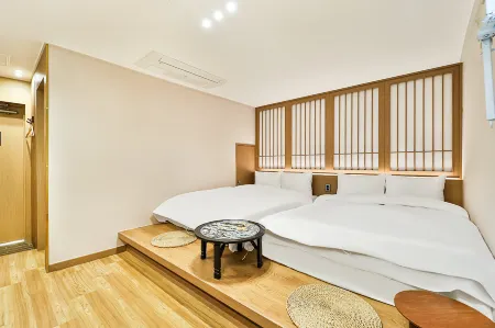 Gyeongju Hotel Gonggan Отели рядом с достопримечательностью «Панвольсон»