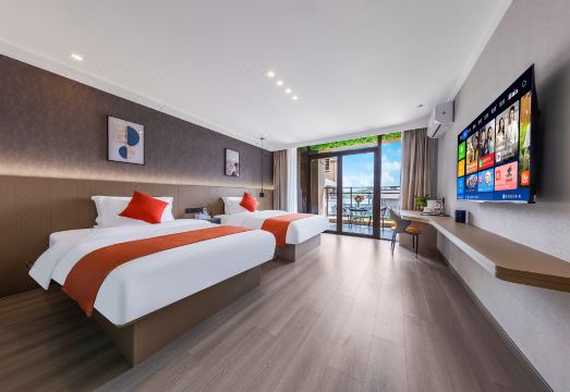 이자 호텔의 넓고 모던한 객실 내부