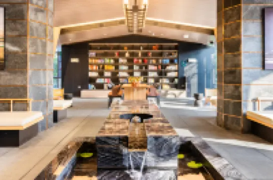 峨眉山高鐵站峨秀湖亞朵飯店