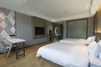 Borrman Hotel (Xining Railway Station) Hotel di Xining