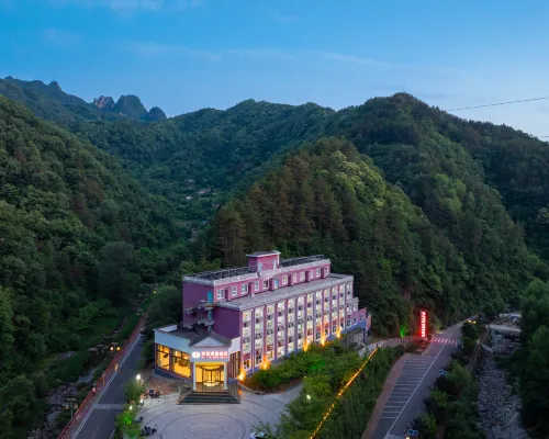 Zhongzhou Yilu Resort Hotels in Luanchuan
