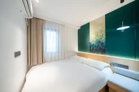 Lucky Hotel（Shanghai People's Square Metro Station Nanjing Road Pedestrian Street Hotel）