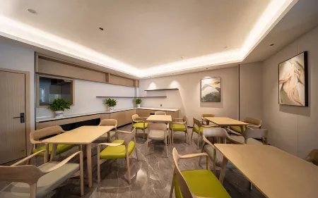 Yilong Ruiyun Hotel (Wuhan Baishazhou fenghuo village Subway Station Branch) Отели рядом с достопримечательностью «Wuhan University of Science and Technology Department of Physical Education (Maojiawan)»