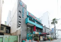 RedDoorz Plus near St. Lukes BGC Hotels in Makati City