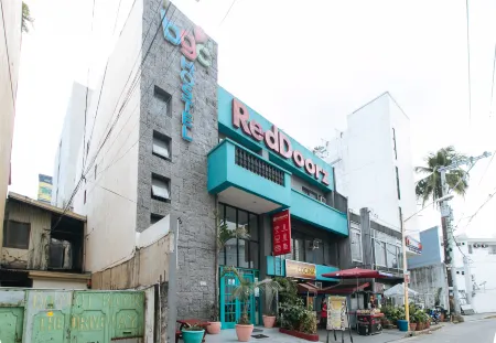 RedDoorz Plus near St. Lukes BGC