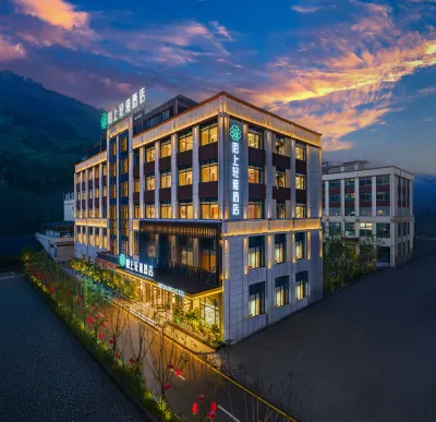 Moshang Qingya Hotel (Dazhou Shenghua Square Branch) Hotel in zona Daxian TV University