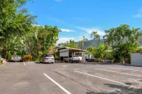 The Palms at Palm Cove - parking