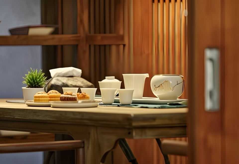 이슈 호텔의 빔 프로젝터가 설치된 모던한 객실 내부