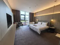 Huaxigu Hot Spring Hotel (Xinxiang Xinfeng Avenue Zhenxing Community Cultural Square)