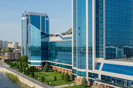 Marins Grand Hotel Астрахань (Маринс Гранд Отель Астрахань) Отели рядом с достопримечательностью «Памятник Омару Хайяму»