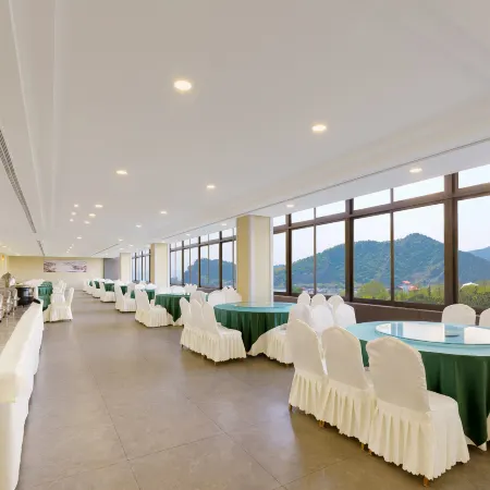 DALIAN LIJING HOTEL Отели рядом с достопримечательностью «Лаохутан Парк»