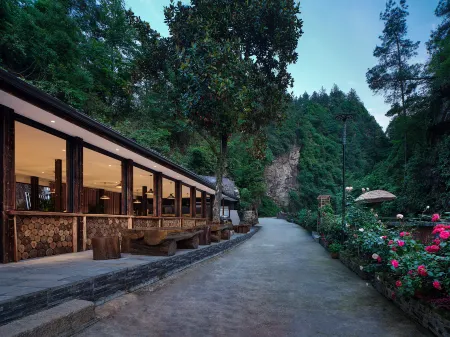 Zhangjiajie Mowen · Hideaway Wild Luxury Resort (Wulingyuan National Forest Park) Отели рядом с достопримечательностью «Yangjiajie Cableway»