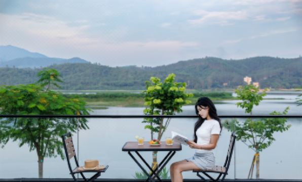 Yiyi Pushé · Lakeside Starry Sky Swimming Pool Vacation Apartment