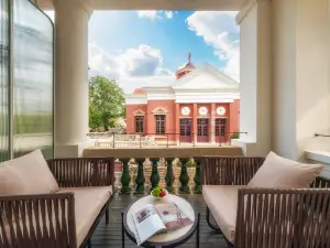 Yuhai Little White House Hotel
