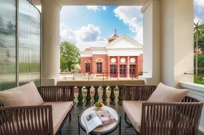 Yuhai Little White House Hotel